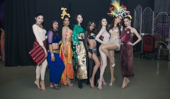 Hương Giang mặc xuyên thấu trong vòng thi tài năng tại Hoa hậu Chuyển giới Quốc tế