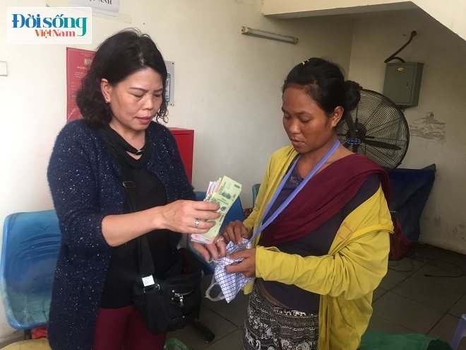 Bà Hòa may túi để chị Hương cất tiền từ thiện