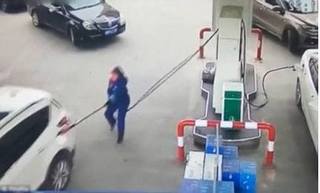 Video: Nữ tài xế rồ ga kéo đổ cây xăng, quật ngã nhân viên