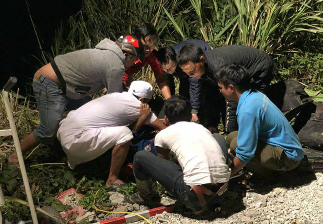 Nạn nhân nằm la liệt tại hiện trường xe khách lao xuống vực ở Kon Tum