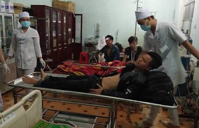 Nạn nhân nằm la liệt tại hiện trường xe khách lao xuống vực ở Kon Tum