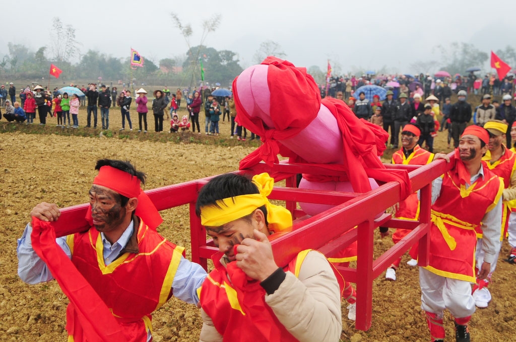 Người khắc của quý trong lễ hội Ná Nhèm ở Lạng Sơn tiết lộ quá trình chế tác