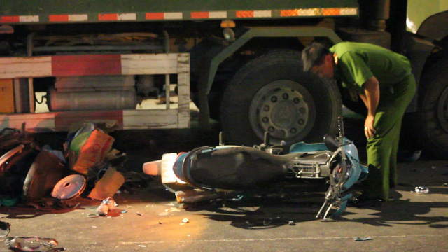 TP HCM: Xe ben tông hàng loạt xe máy, người bị thương nằm la liệt 2