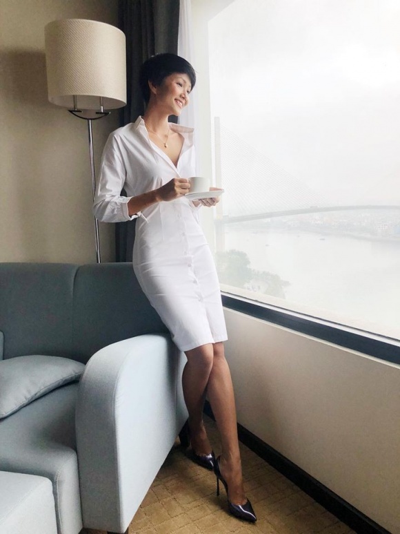  Hoa hậu HHen Niê khẳng định cô vẫn tự tin dù mang giày bong tróc