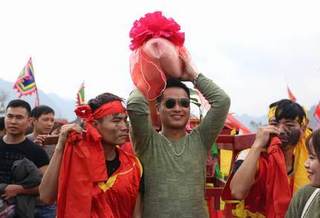 Du khách đua nhau đội 'của quý' lên đầu lấy may trong lễ hội Ná Nhèm ở Lạng Sơn