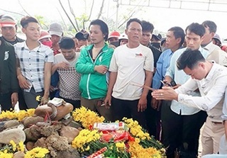 Xã cắt điện, tháo rạp thờ 'rắn thần' ở Quảng Bình bị dân ngăn cản