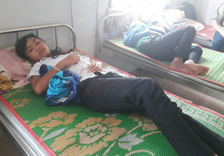 30 học sinh nhập viện cấp cứu sau bữa cơm chiều tại trường