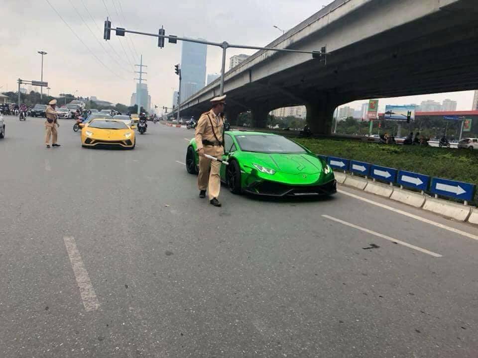 Dàn siêu xe của Cường Đô La bất ngờ bị CSGT dừng xe trên đường