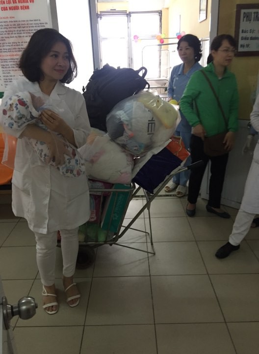 Hà Nội: Truy tìm người đàn ông 30 tuổi đem bé gái sơ sinh đến bệnh viện nhờ người trông rồi bỏ đi