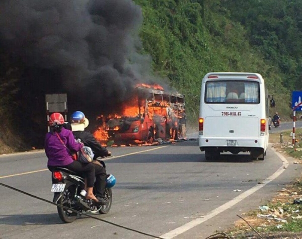Xe khách Phương Trang bất ngờ bốc cháy, 23 hành khách thoát chết