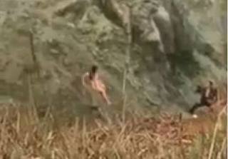 Xôn xao clip cô gái khỏa thân chụp ảnh trong hẻm núi bị tung lên mạng xã hội