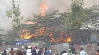 Hà Nội: Cháy lớn tại xưởng giày, nhiều tài sản bị thiêu rụi 
