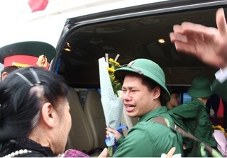 Hà Nội: Bịn rịn chia tay tân binh lên đường nhập ngũ