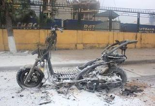 Đang di chuyển trên đường xe máy bốc cháy ngùn ngụt, chủ xe hốt hoảng bỏ chạy