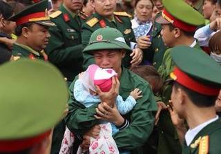 Khoảnh khắc HOT: Tân binh khóc nấc tạm biệt vợ và con nhỏ lên đường nhập ngũ