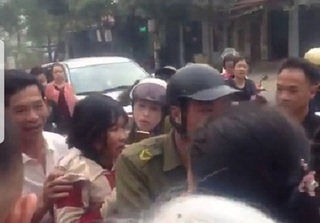 Người phụ nữ bị vây đánh trước cổng trường vì nghi bắt cóc trẻ mầm non