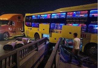 Hãi hùng hình ảnh xe khách đâm bay dải phân cách đường trên cao Hà Nội