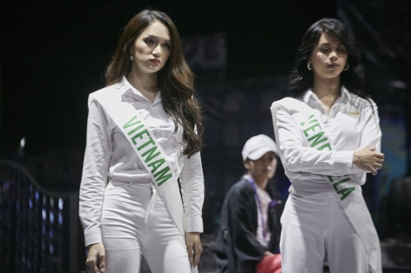 Hương Giang cùng dàn thí sinh tất bật tập luyện cho đêm Chung kết Hoa hậu Chuyển giới Quốc tế
