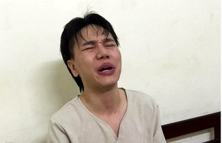Châu Việt Cường khóc nức nở, ôm chầm lấy vợ tại đồn công an