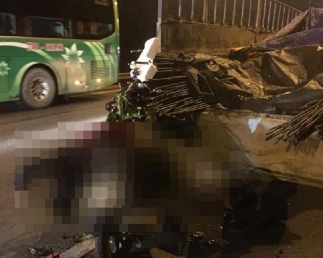 Quảng Nam: Xe máy va chạm xe tải chở sắt, gia đình 3 người thương vong 
