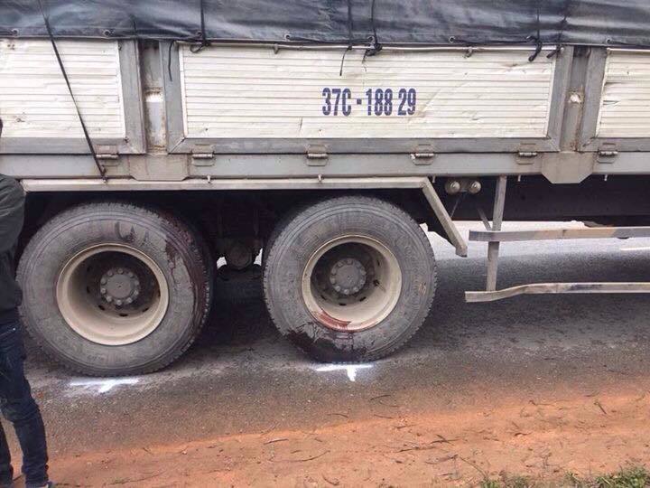 tông vào xe tải ở Hà Tĩnh
