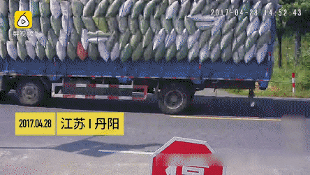 Trung Quốc: Dùng dây kéo xe 3 bánh sau xe tải, tai nạn kinh hoàng bất ngờ xảy ra