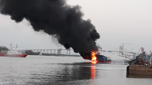 Tàu dầu 2.000 tấn phát nổ, bốc cháy dữ dội khi đang tiếp dầu