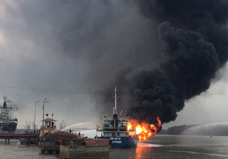 Tàu dầu 2.000 tấn phát nổ, bốc cháy dữ dội khi đang tiếp dầu
