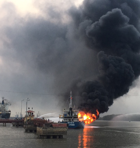 Bộ trưởng Công an đến hiện trường vụ cháy tàu xăng dầu ở Hải Phòng
