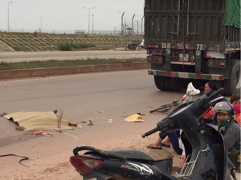 Thanh Hóa: Một phụ nữ chết thảm dưới bánh xe tải
