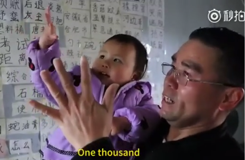 bé 2 tuổi biết chữ