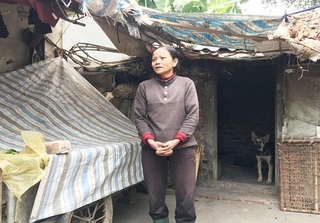 Hai chị em khốn khổ sống trong căn nhà rách nát: 'Tết cũng chỉ có cọng rau chấm muối'