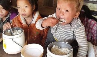 Cay mắt với bữa ăn chỉ có cơm trắng khô khốc của những đứa trẻ vượt núi tới trường
