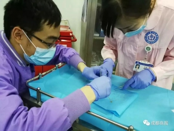 xương cá kẹt trong hậu môn