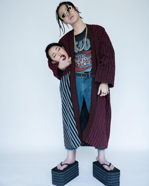 Miu Lê và Duy Khánh gây chú ý khi chụp ảnh theo trào lưu ôm thủ cấp của Gucci 