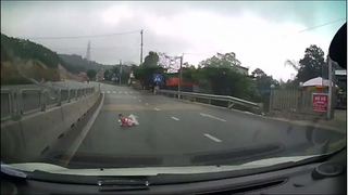 Gặp tài xế xử lý cực nhanh khi bất ngờ thấy em bé bò lổm ngổm trên đường