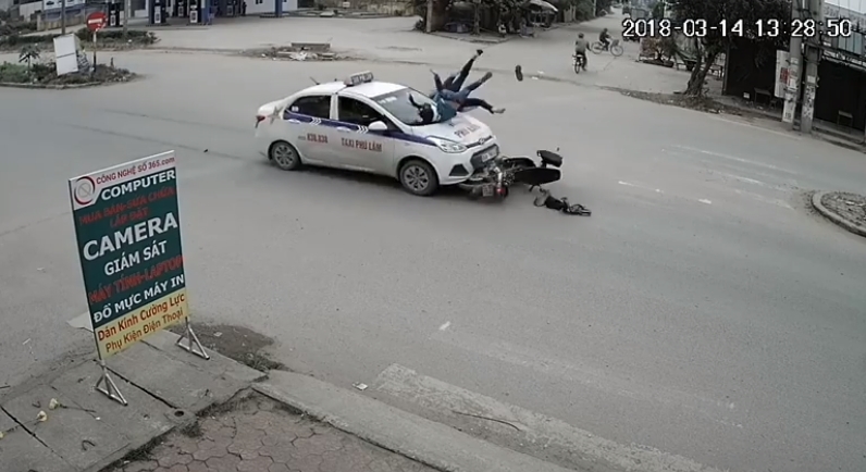 Bắc Ninh: 2 bố con bị taxi tông trúng, hất tung lên nắp capo
