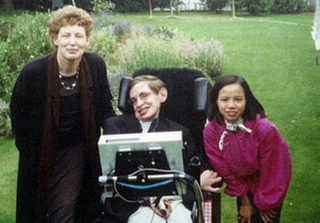 Bí mật ít người biết về cô con gái nuôi người Việt của nhà bác học Stephen Hawking