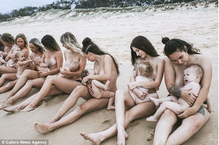 14 bà mẹ ngực trần, cho con bú trên bờ biển có đáng nhận chỉ trích?