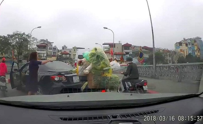 Sẽ xử lý nghiêm nữ tài xế lái ô tô quay đầu giữa cầu ở Hà Nội 