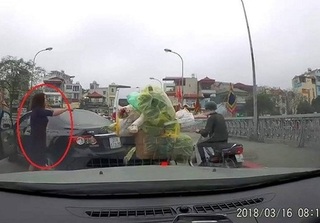 Nữ tài xế quay đầu ô tô giữa cầu ở Hà Nội bị tước bằng lái xe, phạt tiền