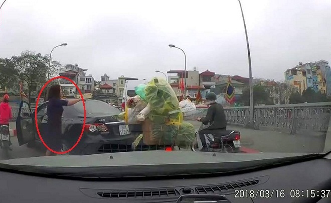 Nữ tài xế quay đầu ô tô giữa cầu ở Hà Nội bị tước bằng lái xe