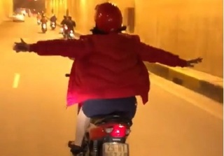 Người phụ nữ lái xe máy thả 2 tay ở hầm chui khiến người đi đường khiếp sợ