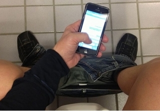 Ngồi nghịch điện thoại 30 phút trong toilet, nam thanh niên bị liệt hoàn toàn