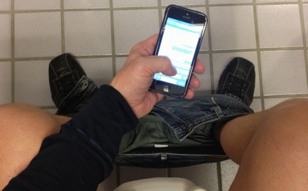 Nam thanh niên bị liệt vì ngồi nghịch điện thoại trong toilet