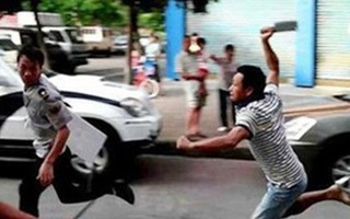 Cha chở con đi học về, bị côn đồ lao tới chém gục giữa đường