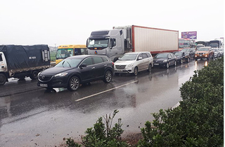 Tai nạn liên hoàn giữa 4 ô tô, cao tốc Pháp Vân - Cầu Giẽ ùn tắc kéo dài