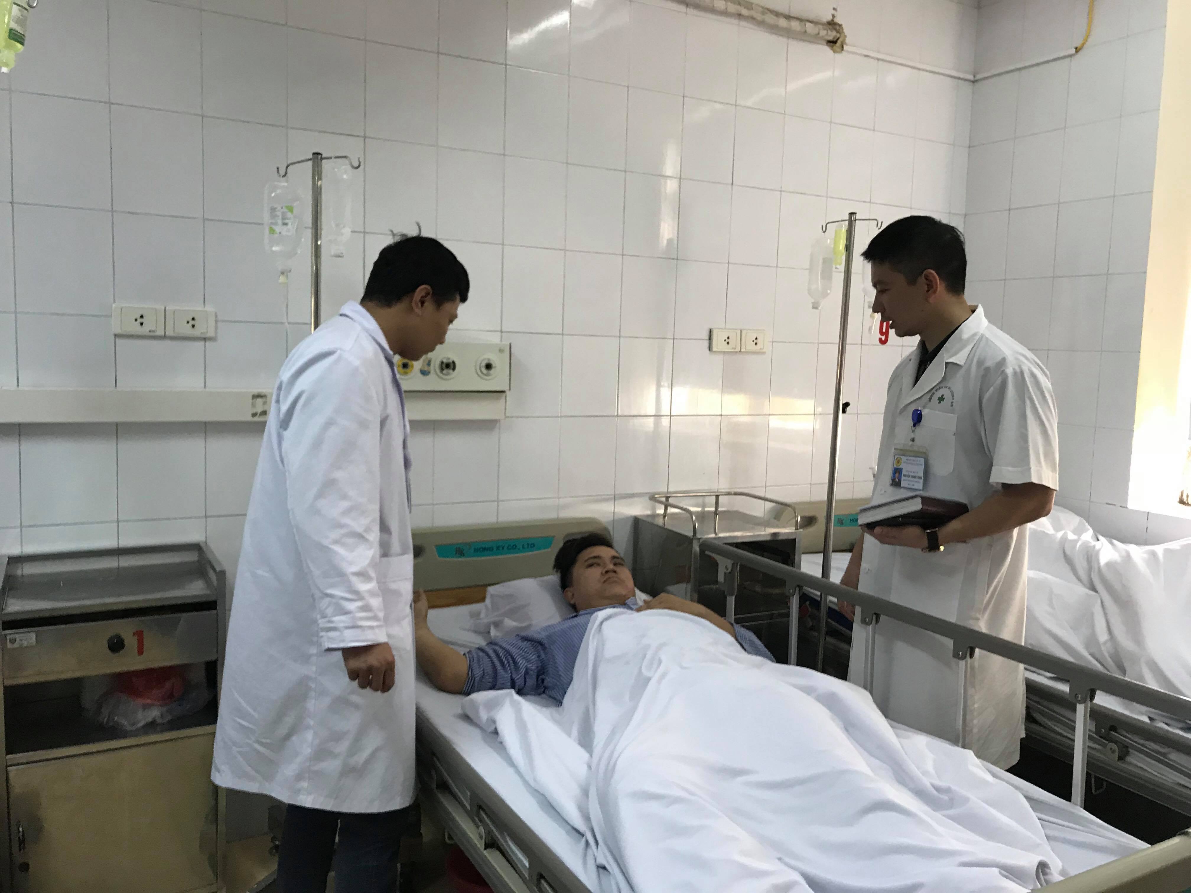 Bác sĩ thăm khám cho 3 chiến sĩ bị thương tại Bệnh viện 198