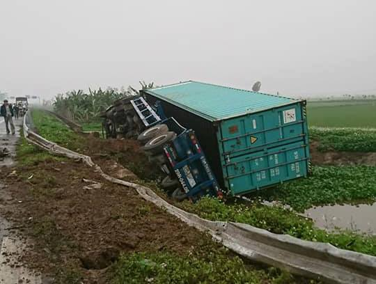 Thái Bình: Xe container lật nhào xuống sông sau va chạm với xe ô tô con