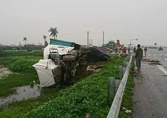 Thái Bình: Xe container lật nhào xuống sông sau va chạm với xe ô tô con 3